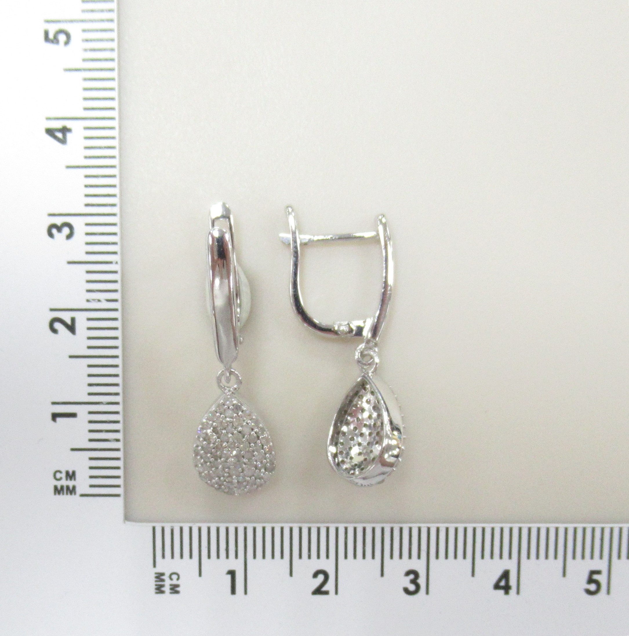 Серебряные серьги с бриллиантами